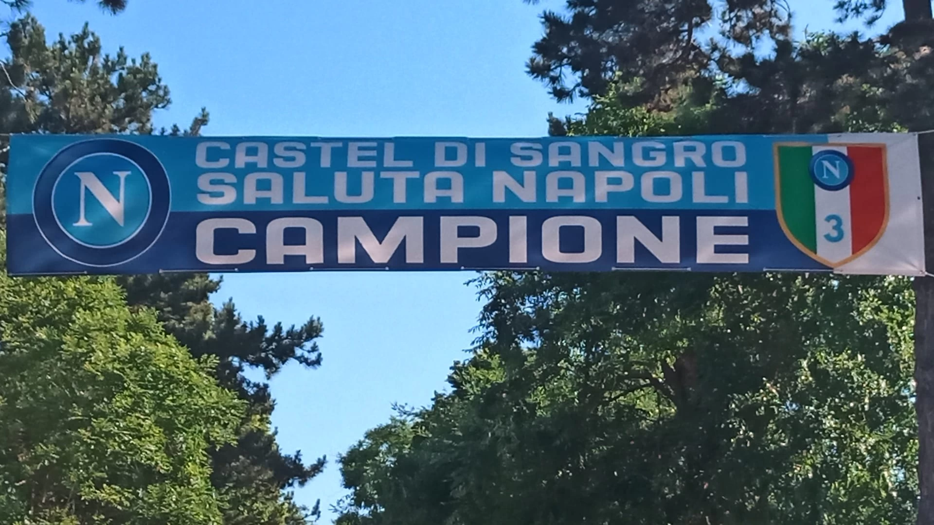 Castel Di Sangro si prepara ad accogliere i “Campioni d’Italia”. Mega striscione all’ingresso della città. L’otto agosto possibile allenamento congiunto con la squadra locale.